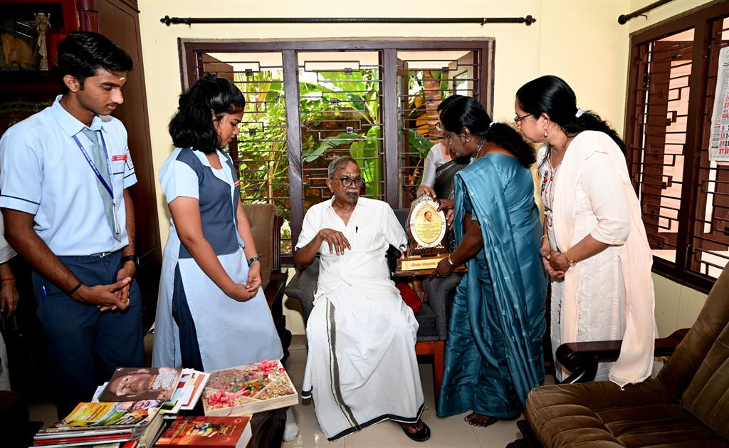 Literary Celebration: Chinmaya Vidyalaya Students Honor M T Vasudevan Nair on His 90th Birthday